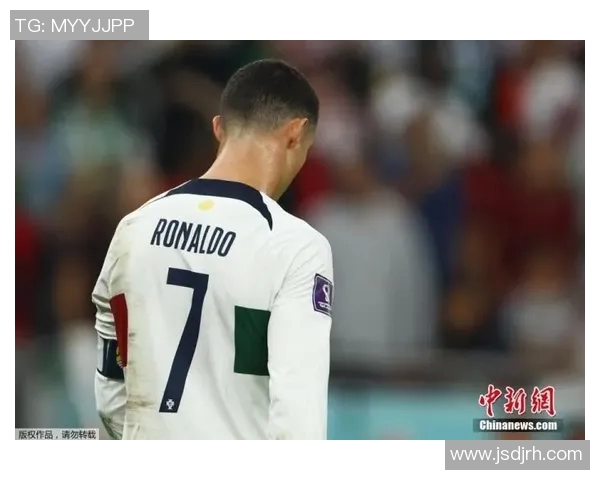 足球明星退役时泪流满面感人瞬间回顾与球迷的深情告别